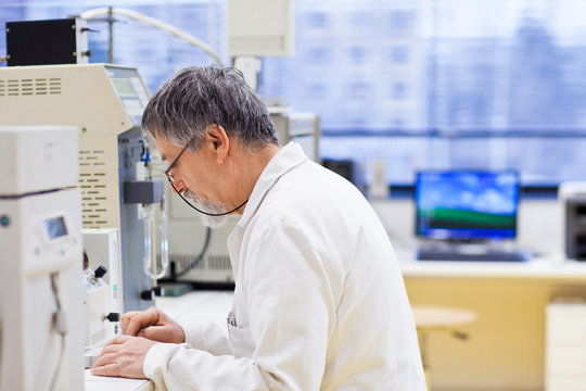 senior male researcher carrying out scientific research in a lab