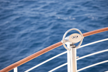 Fernrohr auf einem Kreuzfahrtschiff