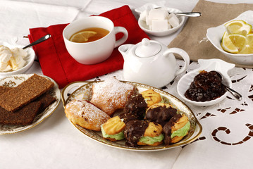 COLAZIONE CON TE'  E PASTICCINI 3