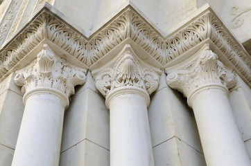 trois colonnes anciennes - 37773477