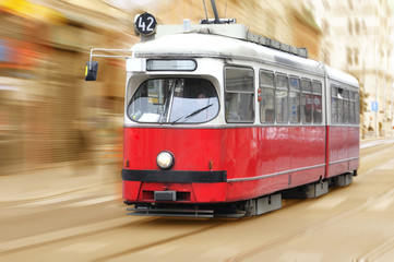 Fototapeta na wymiar Vintage tramwaj miejski na ruchomych
