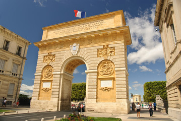 Fototapeta na wymiar Łuk triumfalny i główny deptak w Montpellier, Francja