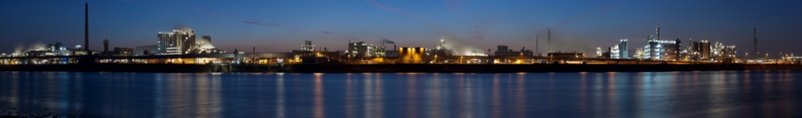Fototapeta na wymiar Raffinerieen (Panorama)