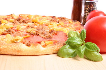 Pizza mit Schinken, Ananas und Thunfisch
