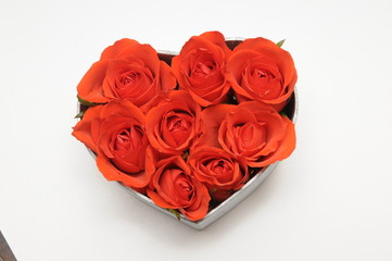 Herz mit roten Rosen