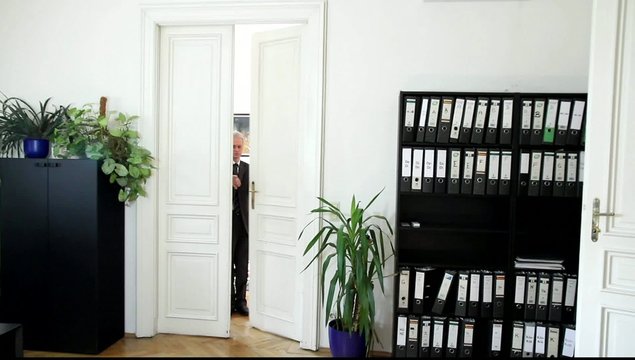 Gesch&auml;ftsmann kommt und &ouml;ffnet T&uuml;re zum Empfang