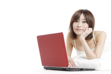 女性とノートパソコン