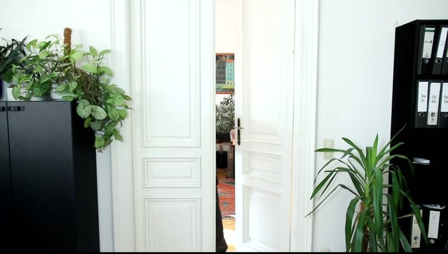 Ein Mann geht einem B&uuml;rozimmer kommt...
