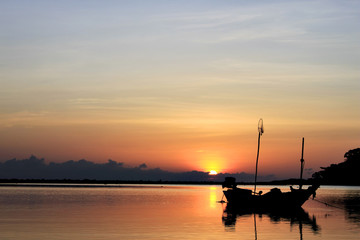 Fototapeta na wymiar boat in the sunrise
