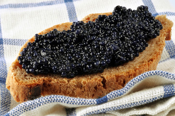 Oeufs de lump sur tartine