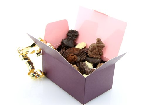 ballotin de chocolats sur fond blanc