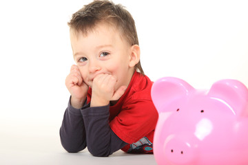 kind mit seinem sparschwein