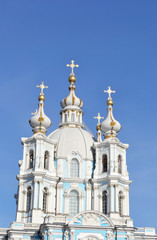 Fototapeta na wymiar Katedra Smolny w słoneczny dzień wiosny