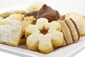 Auswahl an Weihnachtsplätzchen auf einem Teller