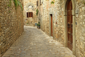 Fototapeta na wymiar wąskie brukowane ulice i kamienne ściany we włoskiej miejscowości, Montefi