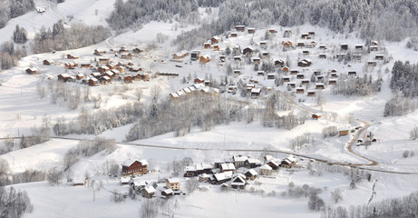 village dans paysage hivernal