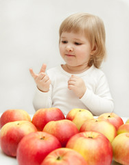 Fototapeta premium The girl is counting apples.