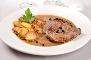 Steak au poivre pommes sautées à cru