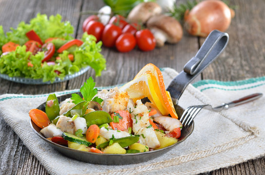 Gem&uuml;se-Fisch-Pfanne mit Beilagensalat