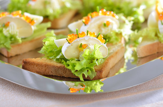 Toasthäppchen mit Kaviar-Camembert und Ei