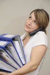 Junge Frau mit Aktenordnern
