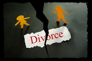 torn piece of paper with divorce text and paper couple figures - obrazy, fototapety, plakaty