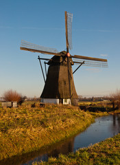 Fototapeta na wymiar Wiatrak De Oude Doorn w holenderskiej miejscowości Almkerk