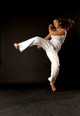 Frau macht Taekwondo