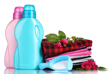 Obraz na płótnie Canvas Detergent w proszku do prania i stos kolorowych ubrań