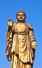 Obraz premium Buddha Statue, against Peaceful sky