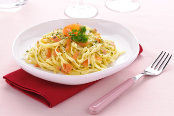 Fettuccine con salmone affumicato