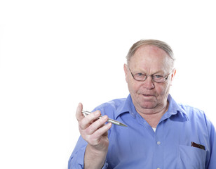 Senior mit silbernem Kugelschreiber.