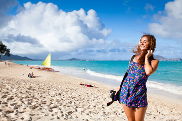 junge Frau am Strand auf Hawaii