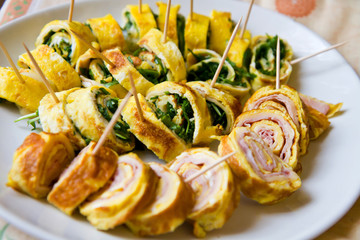 rotolo di frittata con prosciutto e rucola