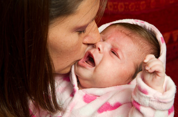 mamma che bacia bimba