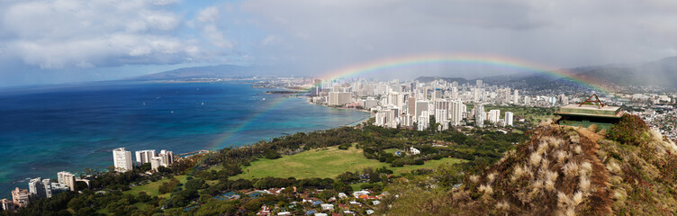 Fototapeta na wymiar Panorama von Honolulu mit Regenbogen
