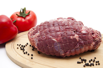 Hirschbraten mit Paprika und Tomate