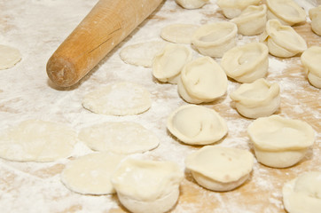 Сырые макаронные изделия пельмени