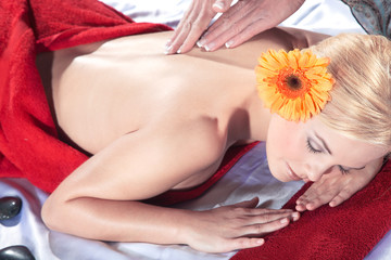 Obraz na płótnie Canvas Model Gesicht Frau entspannt mit Blume im Haar SPA und Massage Porträt