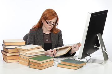 Девушка готовится к экзамену.