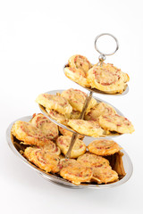 Etagere mit Pizzaschnecken