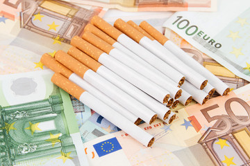 Euroscheine mit Zigaretten