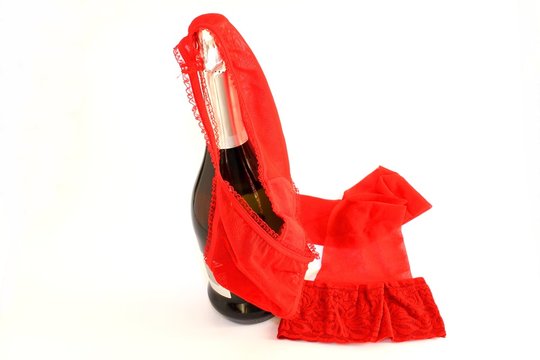bottiglia di spumante e lingerie rossa