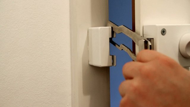 Sperriegel bet&auml;tigen