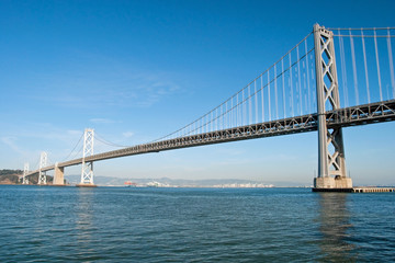 Fototapeta na wymiar Zawieszenie Oakland Bay Bridge w San Francisco do Yerba Buena Czy