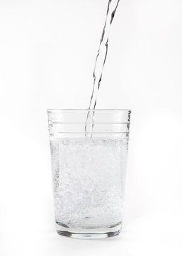 verre d'eau gazeuse