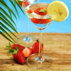 Cocktail mit Erdbeere und Zitrone