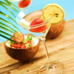 Cocktail mit Erdbeere und Zitrone