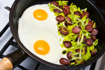 Fried egg with sausage and leek