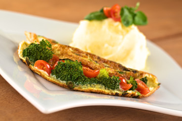 Broccoli and tomato omelette with mashed potato